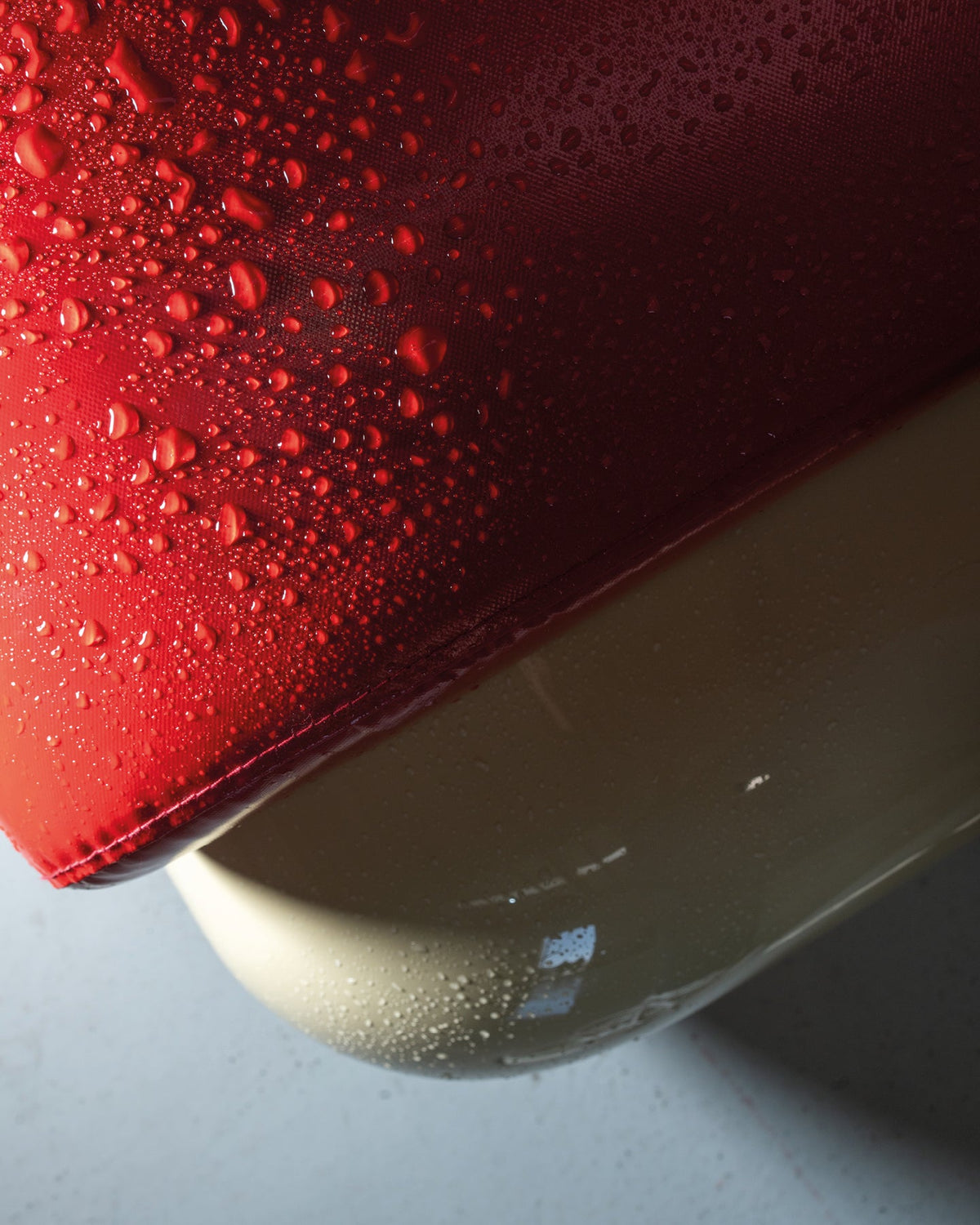 UMA x CAHU | Capsule art & objet. PVC rouge, design rétro-contemporain.